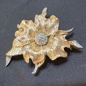 Vintage textured Gold Flower Brooch embellished w/rhinestones movable top